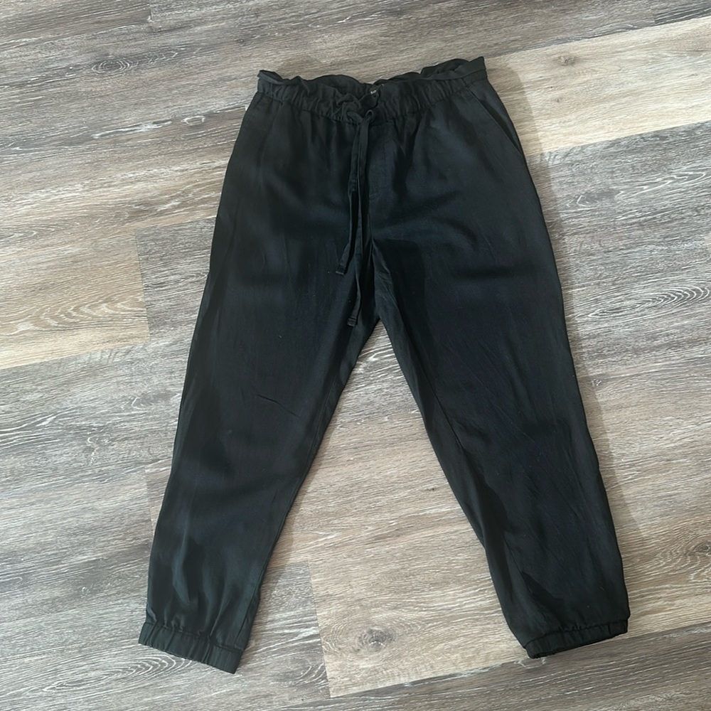 Banana Republic Cropped black loose fit drawstring pants, Size Small